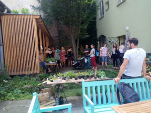 Malé nádvoří se rychle zaplnilo