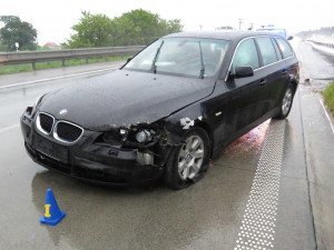 VIDEO: Řidič BMW nezvládl jízdu v dešti, auto pak na dálnici obcházel bez reflexní vesty