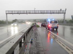 VIDEO: Řidič BMW nezvládl jízdu v dešti, auto pak na dálnici obcházel bez reflexní vesty