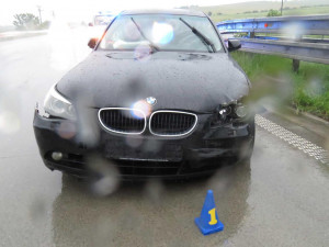 VIDEO: Řidič BMW nezvládl jízdu v dešti, auto pak na dálnici obcházel bez reflexní vesty