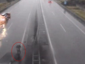 VIDEO: Řidič BMW nezvládl jízdu v dešti, auto pak na dálnici obcházel bez reflexní vesty