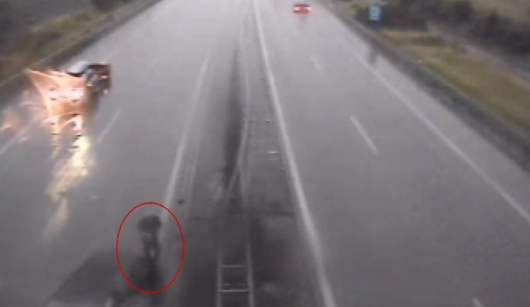 VIDEO: Řidič BMW nezvládl jízdu v dešti, auto pak na dálnici obcházel bez reflexní vesty