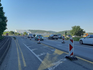 Dělníci opravují křižovatku u Kuřimi. Na tahu na Svitavy stojí řidiči z obou směrů v kilometrových kolonách