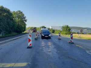 Dělníci opravují křižovatku u Kuřimi. Na tahu na Svitavy stojí řidiči z obou směrů v kilometrových kolonách