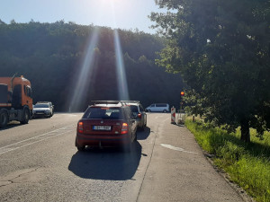 Dělníci opravují křižovatku u Kuřimi. Na tahu na Svitavy stojí řidiči z obou směrů v kilometrových kolonách
