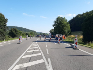 Dělníci opravují křižovatku u Kuřimi. Na tahu na Svitavy stojí řidiči z obou směrů v kilometrových kolonách