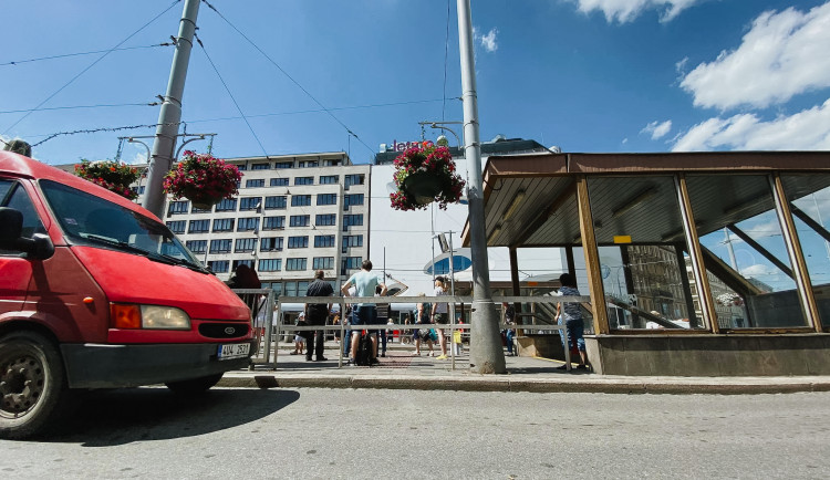 Právě na tomto místě by se měla odstranit část zábradlí, aby zde mohl vzniknout přechod.