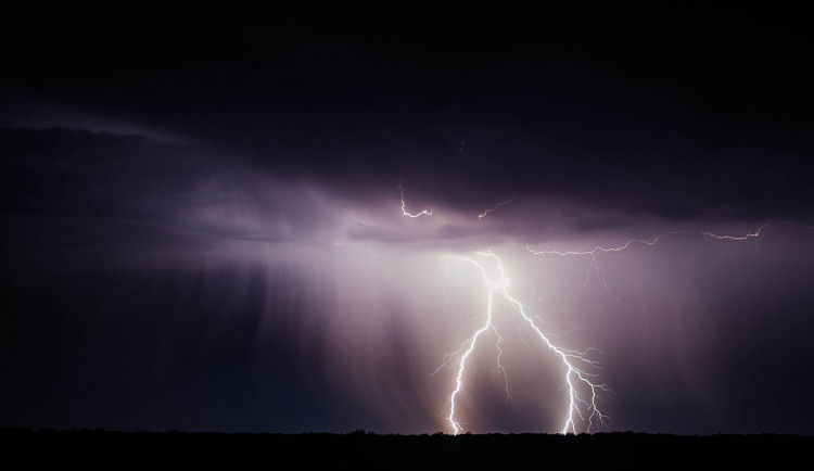 Vysoké teploty a silné bouřky, meteorologové vydali výstrahu