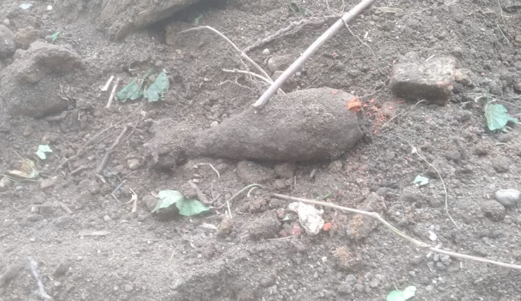 Našel na zahradě minu