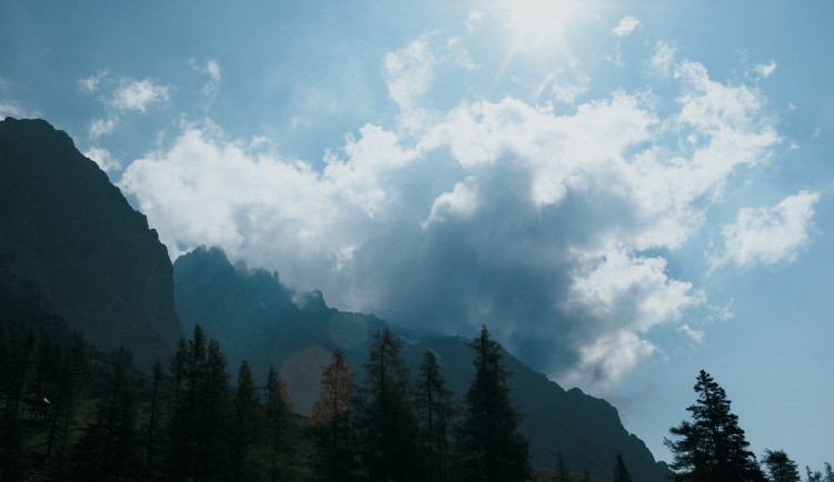 POČASÍ NA PÁTEK: Teploty budou tropické, odpoledne překročí třicítku