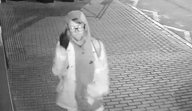 Policie pátrá po drzém sprejerovi