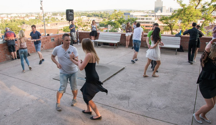 Čtvrtek znamená tanec pod širým nebem na Petrově