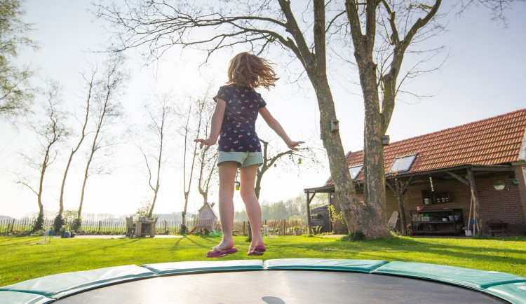 S létem přibývá vážných zranění, které si děti udělají na trampolínách