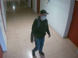 FOTO: Muž vykrádá pokoje doktorů v nemocnici. Pátrají po něm policisté