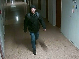 FOTO: Muž vykrádá pokoje doktorů v nemocnici. Pátrají po něm policisté