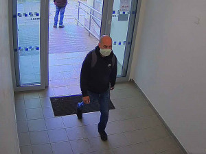 FOTO: Muž vykrádá pokoje doktorů v nemocnici. Pátrají po něm policisté