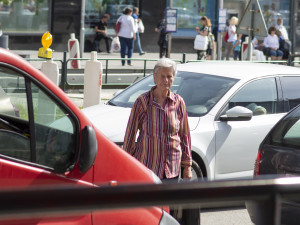 FOTO: Místo přechodu u Vaňkovky stojí plot. Mezi auty ale lidé kličkují dál, včetně dětí