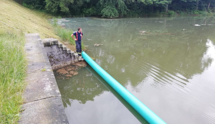 Skvrnu na jablonecké přehradě tvoří sinice a měňavky. Koupat se i nadále můžete