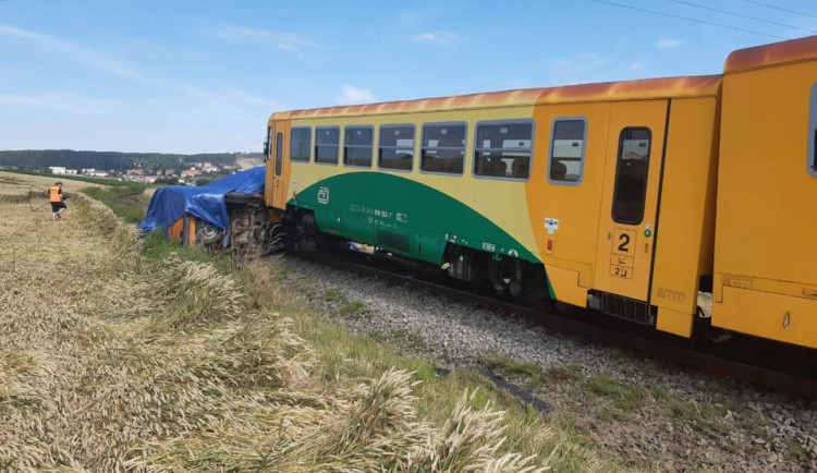 FOTO: Na Blanensku se na přejezdu srazil vlak s dodávkou. Řidič auta skončil v nemocnici