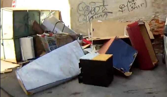 Na černou skládku vezli odpad v kočárku