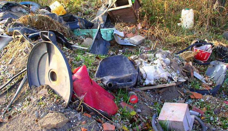 V Chrastavě bojují s černými skládkami. Odpadky odhodí téměř kamkoliv