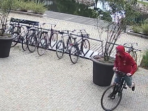FOTO/VIDEO: Policie pátrá po zloději kol. Během vteřiny přestřihne zámek a na kole ujede