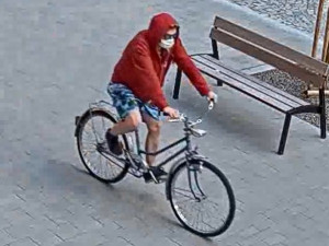 FOTO/VIDEO: Policie pátrá po zloději kol. Během vteřiny přestřihne zámek a na kole ujede