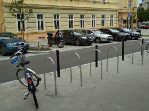 FOTO/VIDEO: Policie pátrá po zloději kol. Během vteřiny přestřihne zámek a na kole ujede