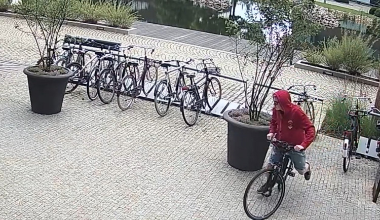 Zloděj krade i zamčená kola