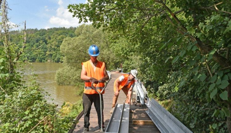 Stezka Zouvalka na levém břehu Prýglu prochází rekonstrukcí, dělníkům práce komplikují výletníci