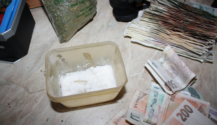 Zátah na recidivistu v Brně byl úspěšný, muž roky vařil v Líšni pervitin a schovával zbraň