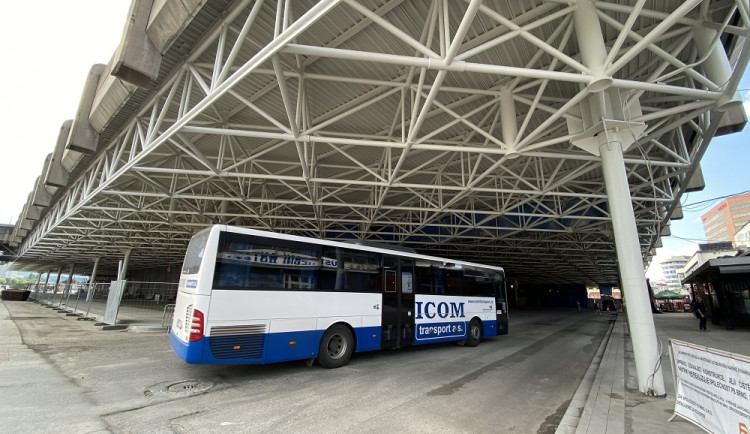 FOTO: Zvonařka prochází rekonstrukcí. Zpod plachty vykukuje nová budova, konstrukce dostala bílý nátěr