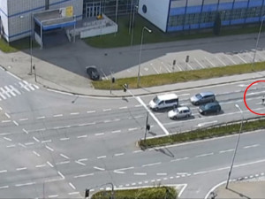 VIDEO: Celostátně hledaný výtržník v Brně rozbil na křižovatce okno autu před ním. Vadilo mu že zastavil na červenou