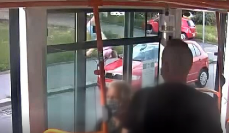 Policisté našli muže, kterého při útěku před revizorem srazila Fabia. Teď bude platit.