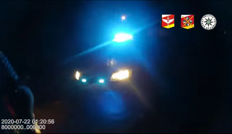 VIDEO: Policisté honili v Hradci opilého a zdrogovaného šoféra se zákazem řízení