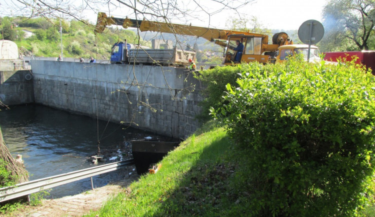 Povodí Moravy vytáhlo ze dvou nádrží 200 tun odpadu. Do vody se dostávají i odpadky z černých skládek