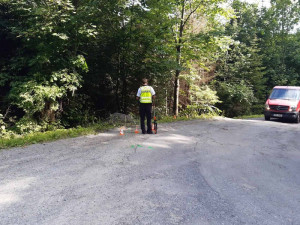 Cyklista nezvládl v kopcích na Blanensku průjezd zatáčkou, vletěl do lesa a na místě zemřel