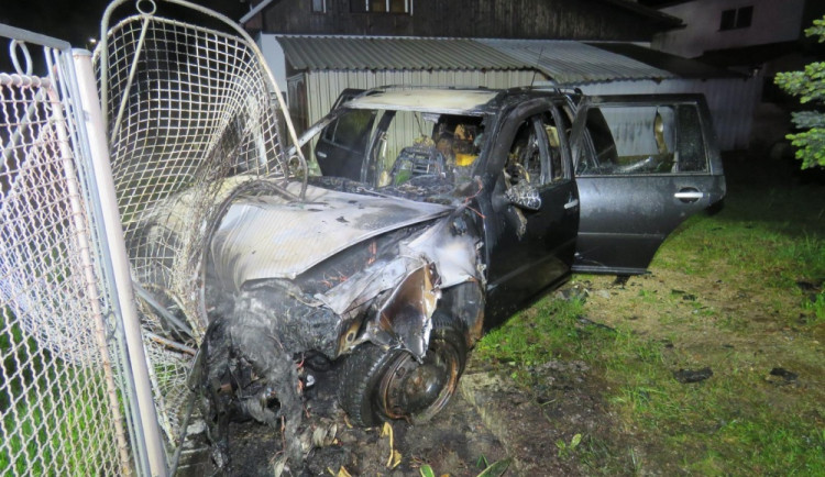 Podnapilý řidič naboural do plotu. Automobil začal hořet, ale naštěstí stihl muž vystoupit