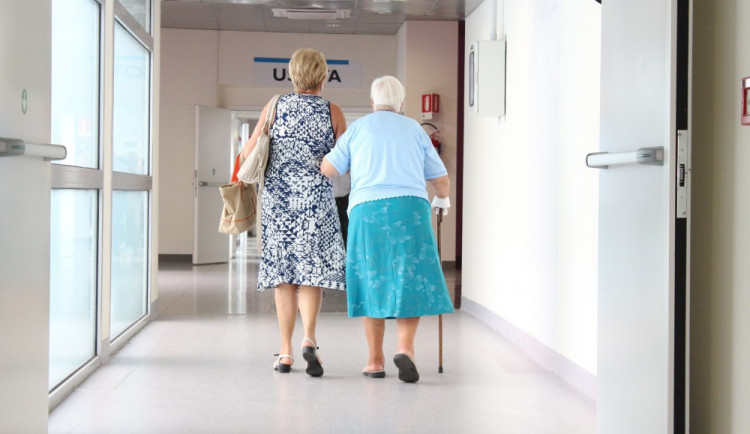 Nemocnice na jižní Moravě kvůli koronaviru postupně zavádí zákaz návštěv