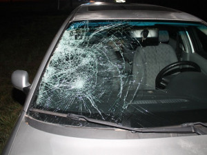 Řidič Fabie srazil na kruhovém objezdu ve Vyškově ženu na elektrokole, nedal ji přednost