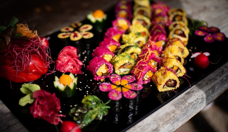 TIPY NA VÍKEND: Oliver Koletzki na Špilberku, Lenka Dusilová na PechaKuchanight, foodfestivaly, ochutnávka piv, burlesky a exotické ovoce