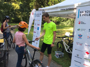 Projekt Na kole jen s přilbou na cyklostezce v Brně