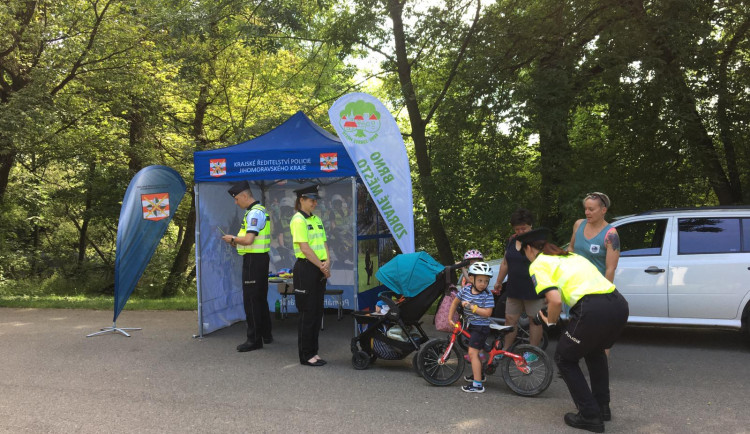 Projekt Na kole jen s přilbou na cyklostezce v Brně