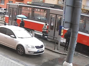 VIDEO: Mladý muž v Brně napadl a okradl revizorku, pátrá po něm policie
