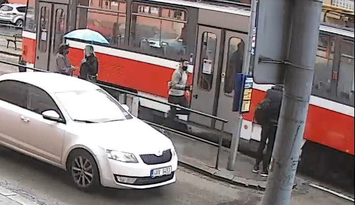 Neznámý výtržník V Brně napadl a okradl revizorku, pátrá po něm policie