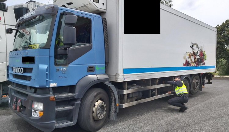 Policisté se zaměřili na kontrolu náklaďáků a autobusů. Objevili překračování rychlosti i vozidla byla ve špatném stavu