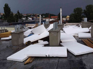 FOTO: Vítr na jižní Moravě lámal stromy, tisíce domácností jsou bez proudu