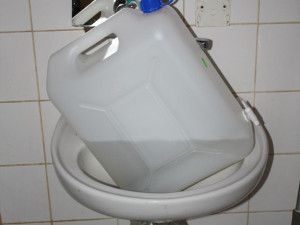 FOTO: Policisté vtrhli do varny u výstaviště v Brně, dealer před nimi vyskočil z okna