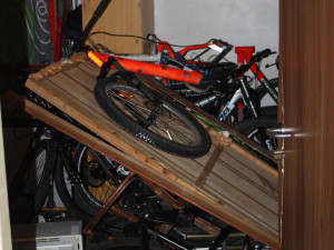 FOTO: Policisté vtrhli do varny u výstaviště v Brně, dealer před nimi vyskočil z okna