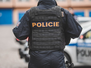 Policisté chytili na Brněnsku dva zfetované muže bez řidičáku, jak v noci táhli auto na tažném laně
